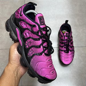 TÊNIS NIKE AIR VAPORMAX PLUS GEOMETRIC ACTIVE FUCHSIA BLACK (SEM CAIXA)