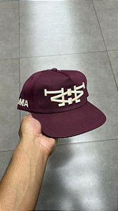 BONÉ OMA STUDIOS NY NY BURGUNDY CREAM