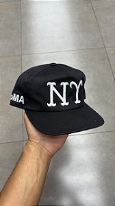 BONÉ OMA STUDIOS QUEENS BLACK WHITE