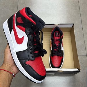 TÊNIS AIR JORDAN 1 MID BRED TOE (CAIXA DANIFICADA)
