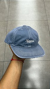 BONÉ SUPREME DISTRESSED SCRIPT 6-PANEL SLATE FW25-W3