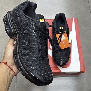 TÊNIS NIKE AIR MAX PLUS VII TRIPLE BLACK (COMPLETO)