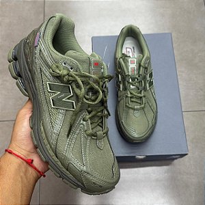 TÊNIS NEW BALANCE 1906R PRIMALOFT DARK OLIVINE SILVER METALLIC (COMPLETO)