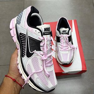 TÊNIS NIKE ZOOM VOMERO 5 PINK FOAM PHANTOM METALLIC PLATINUM BLACK (COMPLETO)