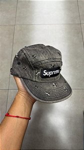 BONÉ SUPREME STARS STUDDED DENIM CAMP WASHED BLACK SS26-W1