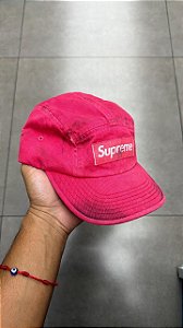 BONÉ SUPREME OVERDYED CAMP RED SS26-W7
