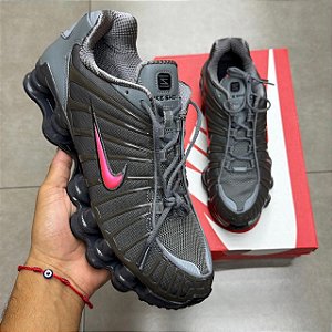 TÊNIS NIKE SHOX TL SE SMOKE GREY BRIGHT CRIMSON (COMPLETO)