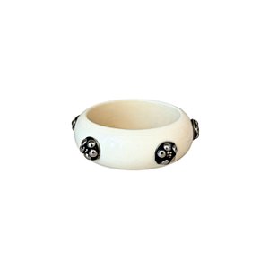 BRACELETE RESINA OFF WHITE FINO TAXINHAS PRATEADAS