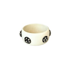 BRACELETE RESINA OFF WHITE GROSSO TAXINHAS PRATEADAS