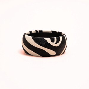 BRACELETE ANIMAL PRINT COURO PRETO E BRANCO