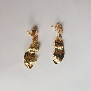 BRINCO AMASSADO E PENDURADO DOURADO
