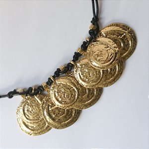 COLAR CURTO FIO PRETO MEDALHAS FOSCAS DOURADAS