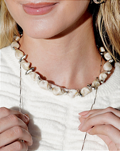 COLAR RESINA OFF WHITE E PRATEADO ORGANICO
