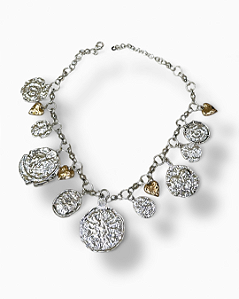 COLAR PRATEADO CORRENTE COM MEDALHAS E CORAÇÕES