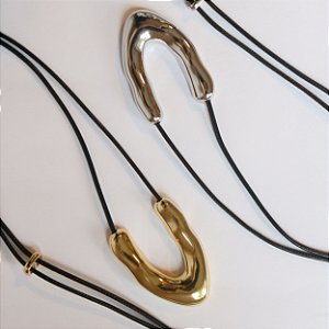 COLAR FIO COURO PRETO PINGENTE DOURADO