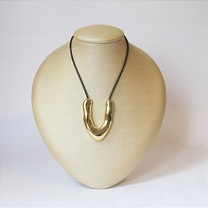 COLAR FIO COURO PRETO PINGENTE DOURADO
