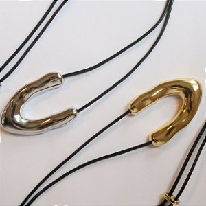 COLAR FIO COURO PRETO PINGENTE PRATA