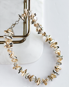 COLAR CASCALHOS DE RESINA MIX C/ OFF WHITE