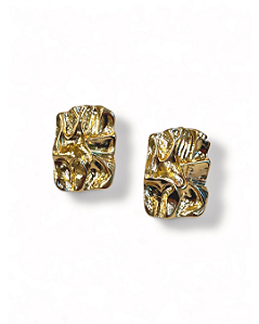 BRINCO MÉDIO RETANGULAR AMASSADO DOURADO