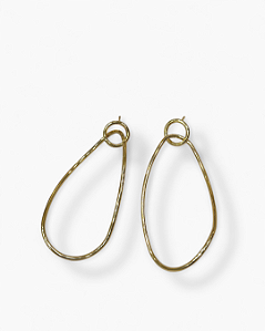 BRINCO PENDULO VAZADO OVAL CURVO LISO DOURADO