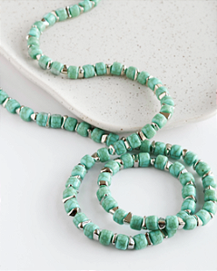 COLAR LONGO RESINA TURQUESA COM DETALHE PRATEADO