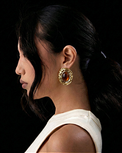 BRINCO OVAL PEDRA ÂMBAR TEXTURIZADO BAN.DOURADO