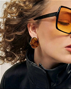 BRINCO ORGÂNICO PEDRA ÂMBAR IRREGULAR BAN.DOURADO