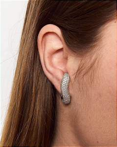 EAR HOOK CURVO CRAVEJADO ZIRCONIAS PRATEADO