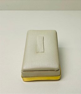 EXPOSITOR DE ANEL RAMPA OFF WHITE COM FRISO