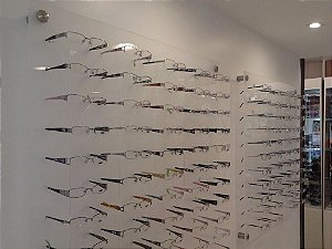 Painel Expositor para Óculos em Acrílico 120x100 cm 112 Posições - Con -  Multplak Sorocaba