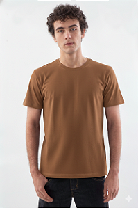 Camiseta Básica Masculina Gola Olímpica Malha Fio Algodão Orgânico Caramelo