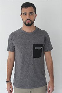 Camiseta Gola Olímpica Bolso - Malha Eco Botonê Cinza Chumbo