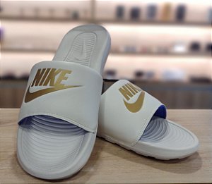 Chinelo Nike Branco c/ Logo Dourado