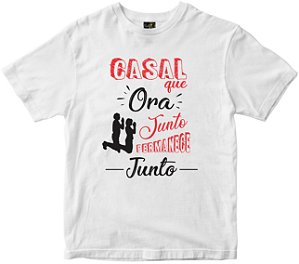 Camiseta Casal que ora junto permanece junto branca Rainha do Brasil