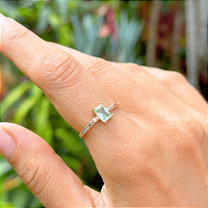 Anel Santa Prata Folheado a Ouro 18k, Com Cristal Ametista Verde e Zircônias Coloridas Solitário. N° 18