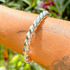 Bracelete Santa Prata Folheado a Banho de Prata, Tubo Torcido.