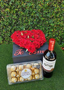 Caixa Te amo coração de Rosas Vermelhas com Ferrero Rocher e vinho