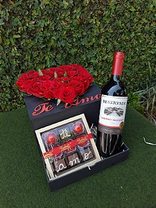 Caixa coração de Rosas Vermelhas com estojo de bombonatti e vinho