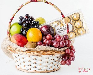 Cesta de Frutas Premium com Ferre-o Rocher
