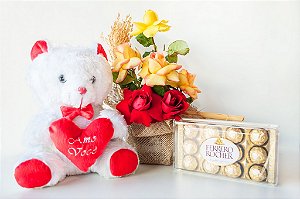 Urso amo você acompanhado de chocolate Ferrer o Rocher com arranjo de rosas.