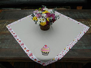 Toalha 78cmx78cm - Cor: Caqui - Bordado: cupcake morango - Ref.0049