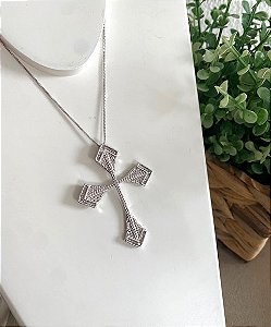 Colar com Crucifixo Cravejado de Zircônias Folheado em Ródio Branco