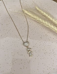 Colar com Pingente Menino e Coração Cravejado Folheado em Ouro 18k