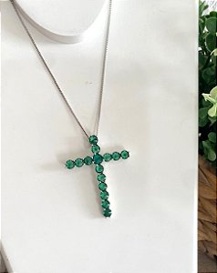 Colar com Crucifixo Cor Esmeralda Folheado em Ródio Branco