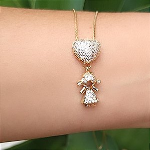 Colar com Pingente Menina e Coração Cravejado Folheado em Ouro 18k
