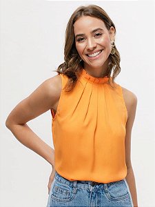 Blusa de crepe laranja com pregas na gola