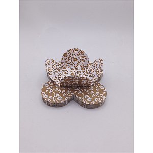 50 Forminhas 4 Pétalas Pequena Arabesco Ouro para Festa de Casamento Noivado e Bodas