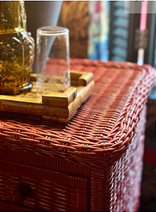 Mesa de cabeceira de junco natural tingido