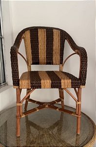Cadeira com braço em apuí e junco/rattan natural tingindo