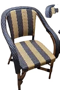 Cadeira com braço em apuí e junco/rattan sintético